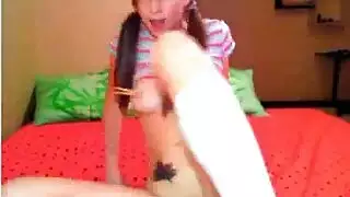 وحيدة ومثارة: مشهد شرجي وجنس فموي لمراهقة في الخارج