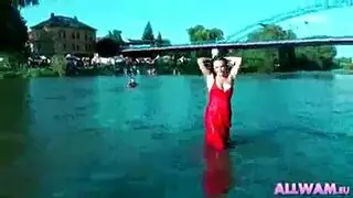 إباحية مثلية: شقراء وسمراء تستكشفان بعضهما بالألعاب