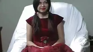 فتاة صغيرة تئن وهي تلمس فرجها المبلل وتدلك قضيبًا