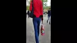 فتاة مجعدة الشعر ذات أثداء طبيعية كبيرة تدلك فتحتها المشعرة المبللة حتى النشوة