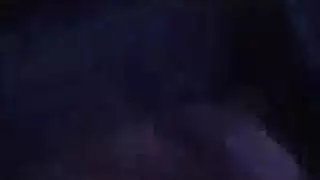 كس مبلول يُعرض ويُملأ في مشهد إباحي