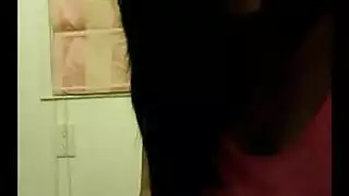 هزة الجماع مع نزول السائل: سارة تبلل السرير