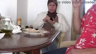 الامراه تشرب البن الساخن
