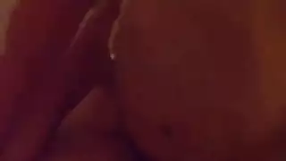 مبتدئة جائعة للقضيب تبلع كل قطرة في أول فيلم إباحي