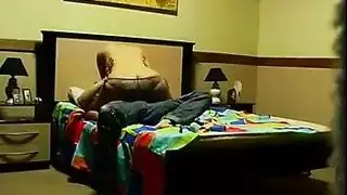 إباحية موشومة: خيال ثنائي بجانب المسبح مع زوجة تراقب