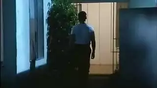 مهبل فتاة سمراء صغيرة الحجم الضيق يتمدد بالإيلاج المحترف بالأصابع