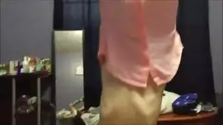 تدفع زبي الضخم لحلقها وتقودني للجنون