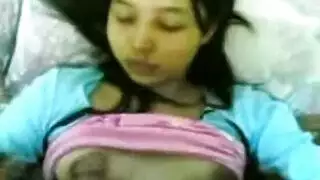 ناك عاهرة فاقدة الوعي في فرجها المبلل