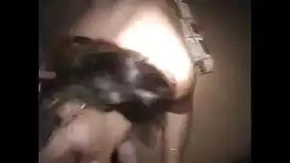 فتاة عربية هاوية تنتظر دورها لمص قضيب صلب من الخلف