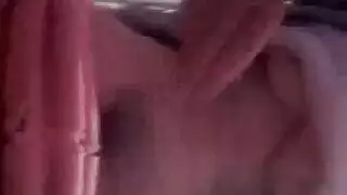 فتاة عربية شابة تأخذ عدة أعضاء في علاقة جماعية