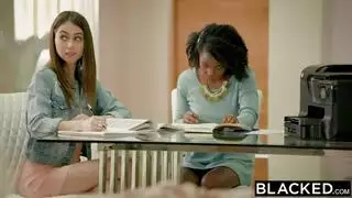 قضيب أسود كبير يحشو فرج الفتاة الصغيرة في جنس عنيف