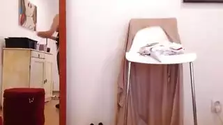 حبيبات الكعب العالي يقدمن عبادة قدم قذرة