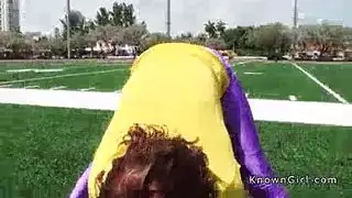 مشاهد صريحة في كابينة المرحاض: لعق عميق للكس وإصبع في مؤخرتها