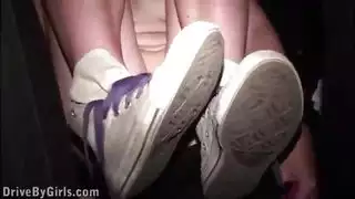 شقراء تمتلئ فرجها في السيارة