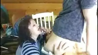 اخ يختبأ في تخت اخته