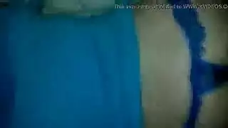 جميلة الشعر الأسود تتوق للقضيب بقدر وجبة الطعام