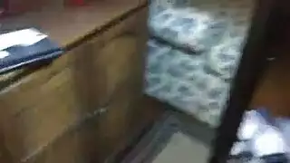 يدخل زبه وطالع هابط في سوتها