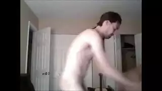 سولو إباحي: جميلة سمراء تجعل كسها يندفع