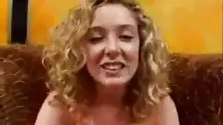 شقراء حلوة على وشك الحصول على المتعة مع الرجل الخاص بها كام كام قرنية، على الأريكة