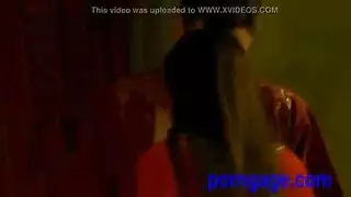 إباحية الكابينة: قضيب غريب يسيطر على جسدي الصغير