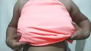 مسرحية نينا الهرة المتشددين: جلسة ملابس داخلية آسيوية سمين