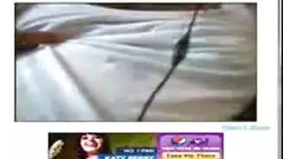 رجل شرق أوسطي يباعد بين خديه في فيلم إباحي صريح