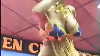 جماع جماعي في المسرح: راقصة مفلسة تمتلئ من أجل المال