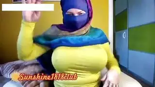 الشرق الأوسط الحجاب فتاة عربية مسلمة مع كبير الثدي على كام تسجيل نوفمبر