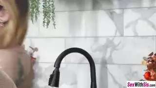 ثلاثي إباحي صريح: الأخ غير الشقيق يضرب الأخوات غير الشقيقات بينما الفتاة الساخنة تغوص بعمق