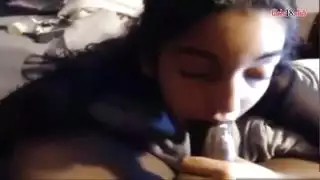 عربي نحيف عارٍ يمص قضيبًا أسودًا كبيرًا