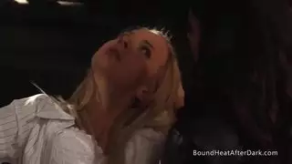 إباحية bdsm: عبد مطيع يأخذ إصبعًا في مؤخرته وصفعات مؤلمة