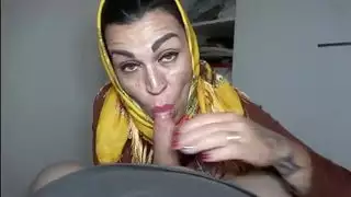 مشهد إباحي لمحجبة: فتاة عربية ذات مؤخرة كبيرة تأخذه بعمق