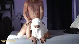 عاهرة محجبة تُهيمن عليها في مشهد إباحي صريح