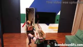 إباحية الحبيبة السابقة: فرج السيدة الشقراء الحليق يُداعب حتى النشوة