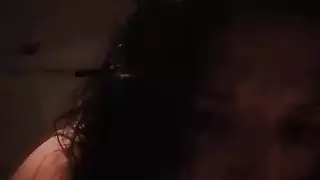 شاهد هذا الزوجين الأبيضين المثيرين وهي تمنحه أفضل اللسان في حياته بمهاراتها المذهلة في الرأس