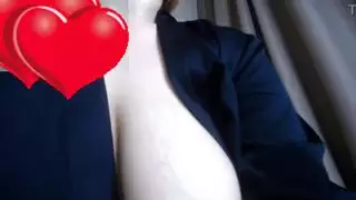 مراهقة ذات أثداء ضخمة تمص الحلمة وترتجف بشدة في مشهد إباحي صريح