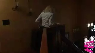 بورنو بنات مع بنات يعرض لعبة ضخمة