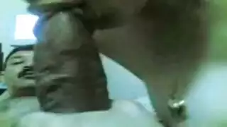 فتاة مصرية مغرية تتعرى وتقدم مشهدًا صريحًا: مص عميق وجلسة ركوب