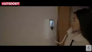 تروق البيت و هو يدخل