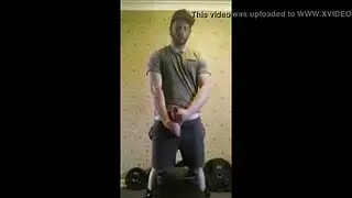 شاب قطري يتلقى حمولات في فمه و مؤخرته في مشهد عنيف