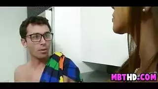 أمينت المكتب تتحرش ببنت شقراء