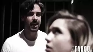 نظرتها الخاضعة وهي تختنق بقضيبك