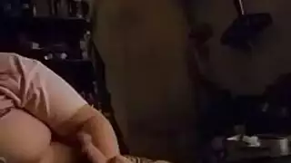 ربة منزل يائسة تبلع السائل المنوي مقابل المال