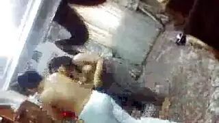 عرض بيت دعارة صريح: شراميط يتحررون على حلبة الرقص