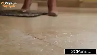 يروح هو امه الفندق ينيكها