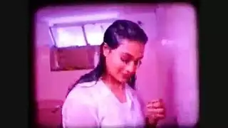 ممثلة البورن الأنيقة سالي فوكس تخدم انتصابًا ضخمًا على ركبتيها