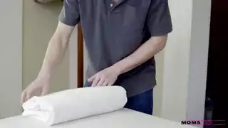 ربي يعمل مساج لبنت عشان تعرف تذاكر