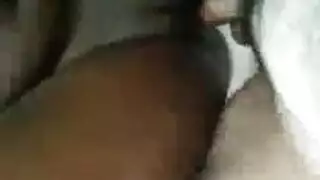 عاهرة مراهقة مرتدية جوارب تتوسل لجنس جماعي قاسي وقذف منوي