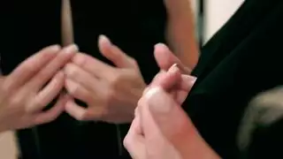 أداعب بظر وأدخل أصابعي حتى أصل لهزة جميلة