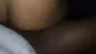 مراهقة آسيوية تتمدد في مشهد إباحي مكثف